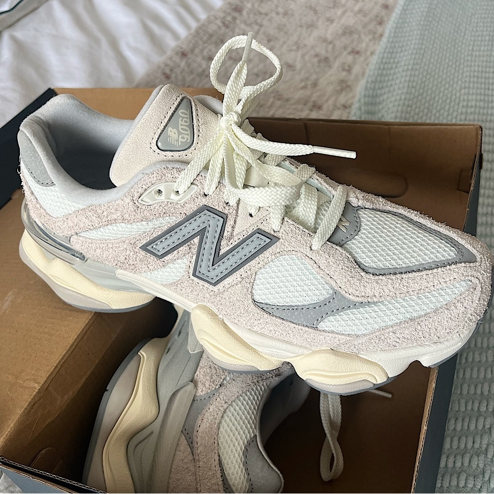 NEVER WORN New Balance 9060 Gray/White Sneakers